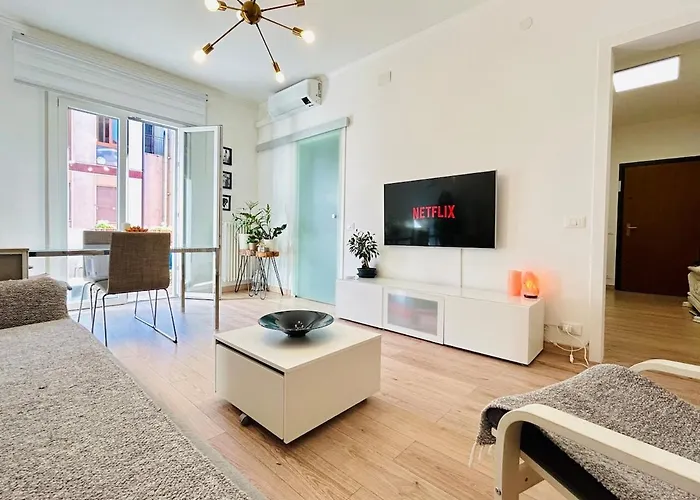 10 Min To Venice Modern & Cozy Apartment